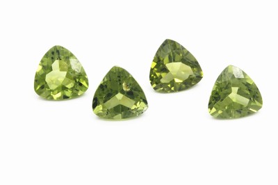 Lot 2 Paar Peridot-Triangeln, zus. ca. 11.0 ct