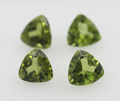 Lot 2 Paar Peridot-Triangeln, zus. ca. 10.5ct