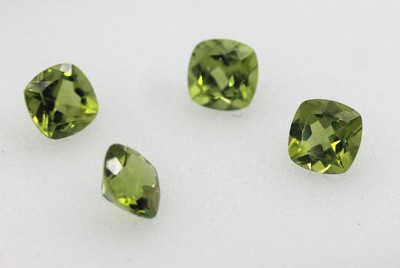 Lot 4 lose Peridots, im Kissenschliff zus. ca. 10.1 ct