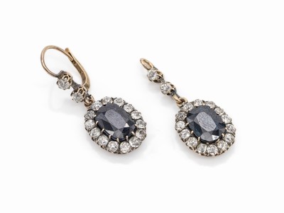 14 kt Gold Saphir-Diamant-Schmuckset, um 1920/30, GG 585/000 best. aus 1 Ohrgehänge und Anhänger (ursprünglich Ohrgehänge) je mit einem ...