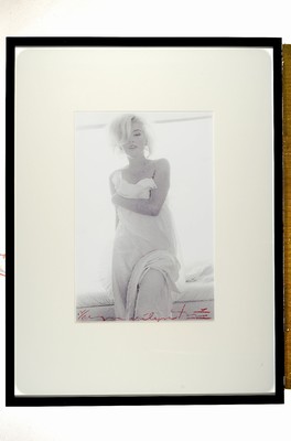 Bert Stern, 1929 - 2013, Fotografie auf dickem, matten Fotopapier," Marilyn In Toga" ,num. 12/50, auf der Rückseite hat Bert Stern ...