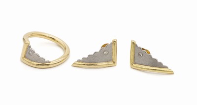 18 kt Gold Schmuckset, GG/WG 750/000, best. aus: Ring und Paar Ohrstecker, je mit einem kl. Brillant zus. ca. 0.09 ct feinesWeiß/si, RW 55, total ...