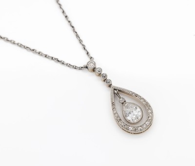 14 kt Gold Diamant-Jugendstilcollier, WG 585/000 gepr., beweglicher Diamanttropfen ca. 0.50 ct Weiß/si, 28 weitere Altschliffdiamanten zus. ca. ...