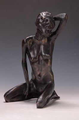 Tom Bowers, 1936, London-2021, britischer Bildhauer, Bronzeskulptur, Mädchenakt, schwarz-braun patiniert, kniendes Mädchen, am Bein signiert, ...