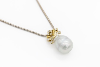 14 kt Gold Südseeperle-Brillant-Anhänger, GG 585/000, barocke Südseezuchtperle, 8 Brillanten zus. ca. 0.10 ct Weiß/si, an Kette WG 333/000, L. ...