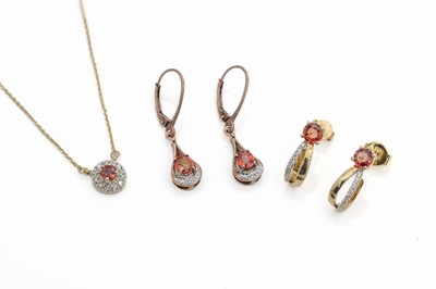 9 kt Gold Rubin Konvolut, GG 375/000, best.aus Collier mit rundfacett. Rubin ca. 0.26 ct umgeben von 10 Zirkonia, L. ca. 47 cm; Paar Ohrstecker mit ...