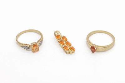 9 kt Gold Farbstein-Konvolut, GG 375/000, best. aus: Ring mit tropfenförmig facett. Rubin ca. 0.43 ct, RW 57; Ring mit ovalfacett.orangefarb. ...
