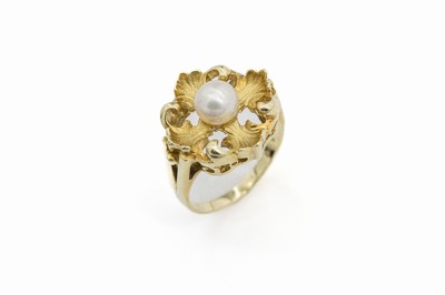 14 kt Gold Zuchtperl-Ring, GG 585/000, Ringkopf in stil. Blütenform, mittig Zuchtperle Durchm. ca. 6.5 mm, Handarbeit, Meistermarke ungedeutet, ca. ...