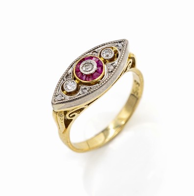 14 kt Gold Art-Deco Diamant-Rubin-Ring, GG/WG 585/000, um 1925/30, 3 Altschliffdiamanten und 6 Diam.-Rosen zus. ca.0.15 ct, Mittelstein mit Kranz ...