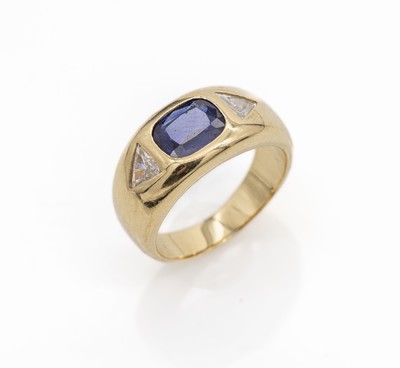 18 kt Gold Saphir-Diamant-Ring, GG 750/000,facett. Saphir von feiner Farbe ca. 1.20 ct, 2Diam.-Triangel zus. ca. 0.40 ct Gelb/vs, totalca. 10.6 g, ...