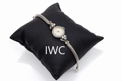 18 kt Gold IWC Damenschmuckuhr, WG 750/000, Lünette und Bandanstösse bes. mit 16 Brillanten und 34 8/8-Diamanten zus. ca. 1.0 ct Weiß/si, L. ca. ...