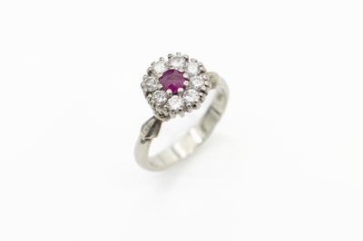 18 kt Gold Rubin-Brillant-Ring, WG 750/000,rundfacett. Rubin ca. 0.10 ct, 8 Brillanten zus. ca. 0.60 ct Weiß/si, ca. 3.6 g, RW 48