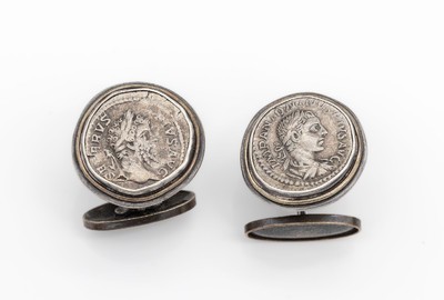 Paar Manschettenknöpfe 835er Silber, Meistermarke Otto Hahn/Bielefeld, eingearbeitete antike röm. Münzen, wohl Sonderanfertigung, D. ca. 23.3 mm
