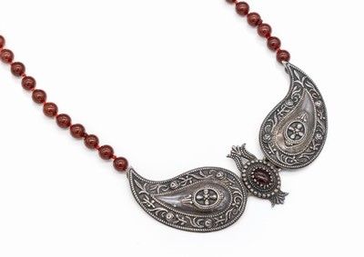 Collier, 1930er Jahre, Mittelteil und Schließe 925er Silber, stil. Rosendekor, Karneol, Kette aus Karneol-Kugeln, L. ca. 45 cm