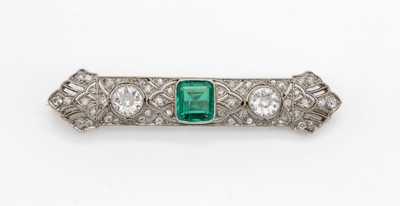 14 kt Gold Art-Deco Diamant-Brosche, WG/GG 585/000, 1930er Jahre, Millegriffverzierung, mittig smaragdfarb. Stein, besch., sollte ersetzt werden, 2 ...