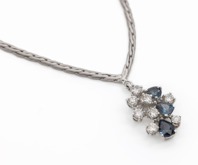 18 kt Gold Saphir-Brillant-Collier, WG 750/000, 8 Brillanten zus. ca. 0.56 ct Weiß/si, 3 Saphir-Tropfen zus. ca. 2.10 ct, total ca. 16.7 g, L. ca. ...