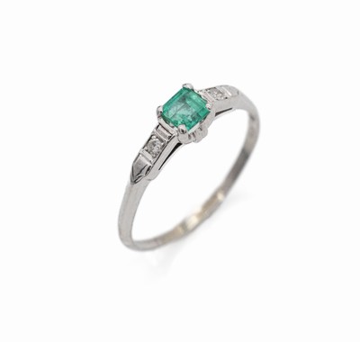 18 kt Gold Smaragd-Brillant-Ring, WG 750/000, Smaragd-Carree ca. 0.30 ct, 2 8/8 -Diam. zus. ca. 0.04 ct Weiß/si, ca. 1.8 g, RW 57