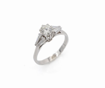 18 kt Gold Diamant-Ring, WG 750/000, 1 Brillant ca. 0.60 ct get. Weiß/si, 4 Diamant -Trapeze zus. ca. 0.50 ct Weiß/ vs, total ca. 1.10 ct get. ...