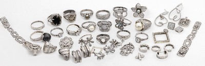Juwelier-Musterkollektion 800er Silber, mit 18 Ringen (z.T. mit Leerfassungen), 5 Anhänger und 10 Paar Ohrstecker (Steckstiftez.T. fehlend), ...