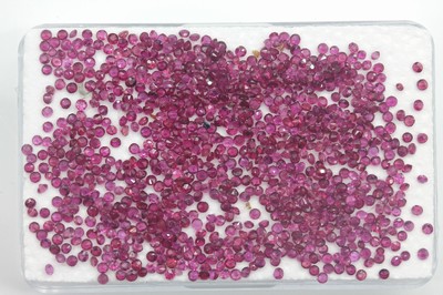 Lot Rubine zus. ca. 15.57 ct, überwiegend rundfacett., ähnliche Größen, versch. Qualitäten