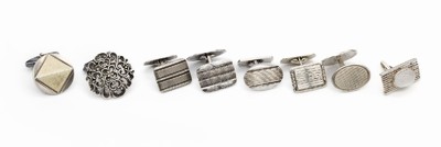 8 Paar Manschettenknöpfe zwischen 1905-1930, 800er und 835er Silber, 1 x Mondstein- Cabochon, versch. Modelle, total ca. 90 g, reichhaltig
