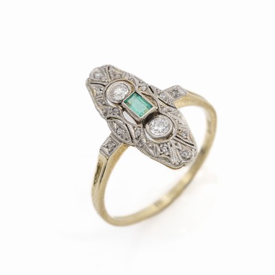 Art-Deco Diamant-Smaragd-Ring, um 1930, GG/WG 585/000, 3 Altschliff-Diamanten zus. ca. 0.19 ct Weiß/si, 14 Diam.-Rosen, 1 Smaragdim Emerald-Cut, ...