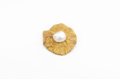 21.6 kt Gold Perl-Brosche, GG 900/000, unrund, Oberfläche strukturiert, mittig kl. barocke Zuchtperle, ca. 2.2 x 2 cm, ca. 5.9 g