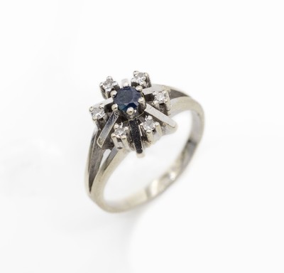 14 kt Gold Diamant-Saphir-Ring, WG 585/000,hoch aufgebauter Ringkopf, mittig kl. rundfacett. Saphir umgeben von 6 kl. 8/8 -Diamanten, RW 57, ca. 5.2 ...