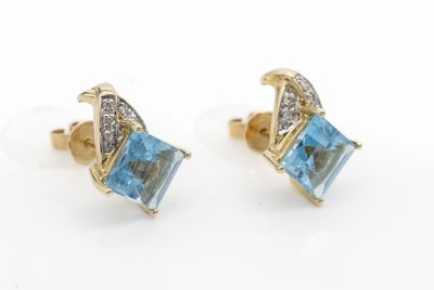 Paar 14 kt Gold Blautopas-Diamant-Ohrstecker, GG 585/000, 2 Blautopass-Carrees (beh.) und10 8/8-Diamanten zus. ca. 0.10 ct Weiß/p, zus.ca. 3.7 g