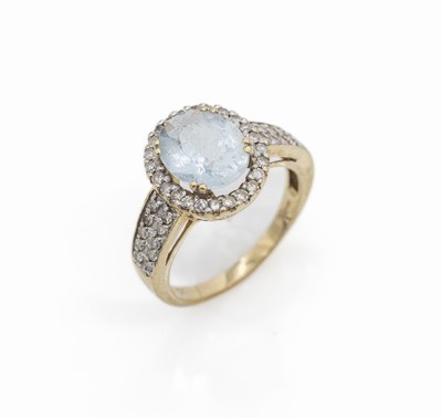 9 kt Gold Aquamarin-Diamant-Ring, GG/WG 375/000, mittig ovalfacett. Aquamarin ca. 1.50ct, umgeben von 34 8/8-Diamanten zus. ca. 0.80ct Weiß/si, RW ...