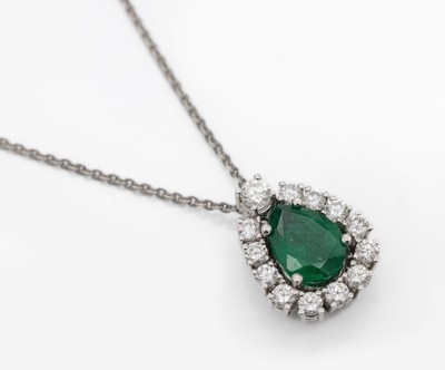 18 kt Gold Smaragd-Brillant-Anhänger, WG 750/000, facett. Smaragdtropfen ca. 1.0 ct, umgeben von 13 Brillanten zus. ca. 0.50 ct feines ...