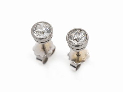 Paar 18 kt Gold Diamant-Ohrstecker, WG 750/000, 2 Altschliffdiamanten zus. ca. 1.25 ct l.get.Weiß/si
