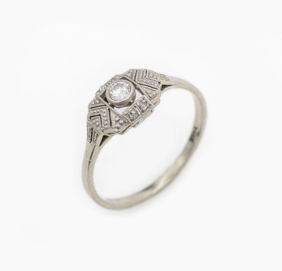 14 kt Gold Brillant-Ring, WG 590/000, im Stil des Art-Deco, Ringkopf durchbrochen gearbeitet, mittig Brillant ca. 0.12 ct feines Weiß/si, RW 57