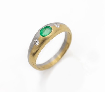 18 kt Gold und Platin Smaragd-Brillant-Ring, GG 750/000 und Pt 950, mittig ovalfacett. Smaragd ca. 0.39 ct, 2 Brillanten zus. ca. 0.12 ct feines ...