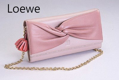 LOEWE Clutch, mit Schulterkette, Madrid, taupefarbenes Leder mit aufgelegtem altrosafarbenen Zierband, goldfarbene Schulterkette, L. ca. 57 cm, ...