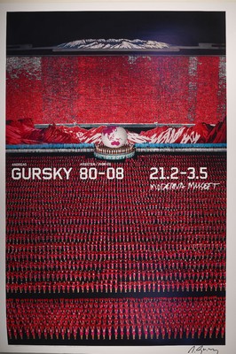 Andreas Gursky, geb. 1955, Offsetlitho auf dünnem Karton, "Pyiongyang", nur wenig handsignierte Exemplare aus dem Jahre 2009, ...