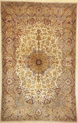 Esfahan fein, Persien, ca. 50 Jahre, Korkwolle mit und auf Seide, ca. 170 x 110 cm,verblasst, EHZ: 1-2