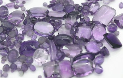 Lot lose Amethyste, ca. 342 ct, Cabochons und Kugeln in versch. Formen, Größen und Farbintensitäten, z. T. Ausfassware