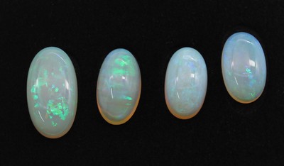 Lot 4 lose Opale, zus. ca. 30.9 ct, Cabochons in versch. Größen, schönes intensives Farbspiel in Grün und Blau