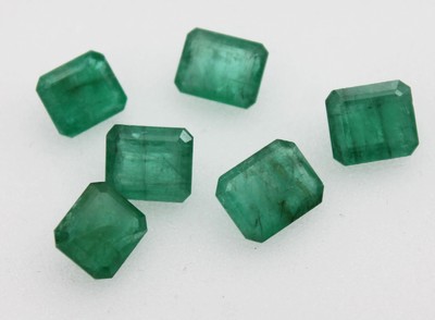 Lot 6 lose Smaragde, zus. ca. 22.51 ct, Treppenschliff in versch. Größen und Formen