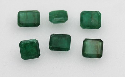 6 lose Smaragde, zus. ca. 14.22 ct, Treppenschliff in versch. Größen und Formen, nat. Merkmale