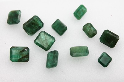 Lot 11 lose Smaragde, zus. ca. 21.65 ct, Treppenschliffe in versch. Größen und Formen, nat. Merkmale