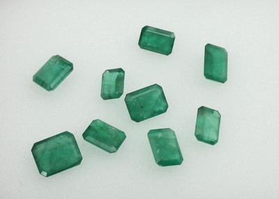 Lot 9 lose Smaragde, zus. ca. 18.01 ct, Treppenschliffe in versch. Größen und Formen, nat. Merkmale