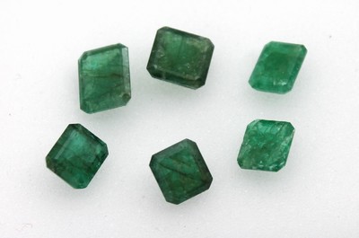 Lot 6 lose Smaragde, zus. ca. 21.97 ct, Treppenschliffe in versch. Größen, nat. Merkmale
