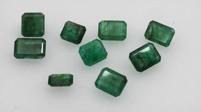 Lot 9 lose Smaragde, zus. ca. 20.68 ct, Treppenschliff in versch. Größen, nat. Merkmale
