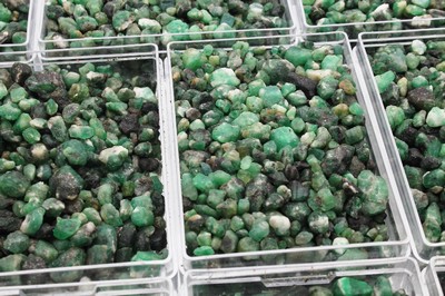 Lot lose Smaragd-Rohsteine, ca. 6800 ct, versch. Größen und Farben, sehr reichhaltig
