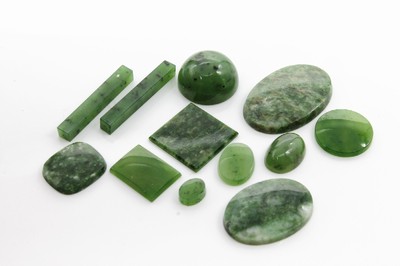 Lot lose Jade, ca. 4400 ct, Platten, Cabochonsund Kugeln in versch. Größen und Formen, sehr reichhaltig