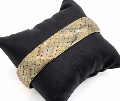 14 kt Gold Armband, GG/WG/RG 585/000, Oberfl. teilw. mattiert und grav., B. ca. 2 cm, L. ca. 18.8 cm, Kastenschloß mit 2 Sicherheitsachten, ca. ...