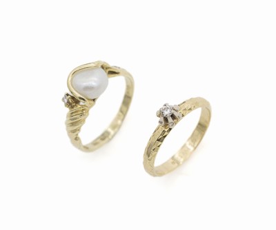 Konvolut 2 14 kt Gold Ringe, GG 585/000, 1 x mit Zuchtperle und 3 kl. Diamanten, RW 53, und 1 x mit einzelnem kl. Brillant, RW 52, total ca. 5.1 g