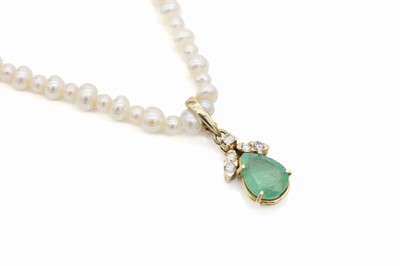 Perl-Collier mit 14 kt Gold Smaragd-Diamant -Anhänger, GG 585/000, Collier aus runden und unrunde Zuchtperlen im Wechsel, L. ca. 39 cm, ...